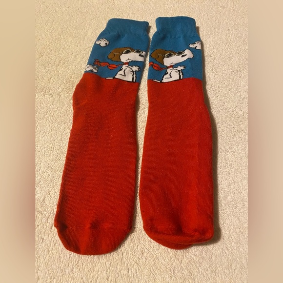 Peanuts Worldwide Snoopy Crew Socks Adult Large - Picture 1 of 5